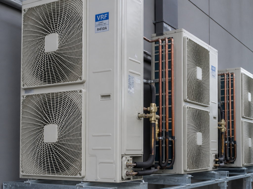 Внешние блоки VRF-системы кондиционирования на коммерческом объекте — монтаж на фасаде здания